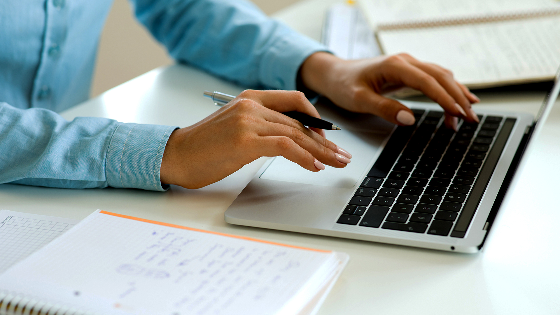 Enfermera con un ordenador